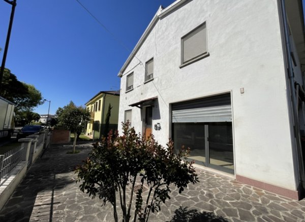 locale commerciale in vendita a Suzzara