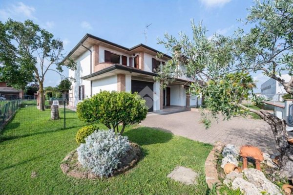 casa indipendente in vendita a Suzzara in zona Riva