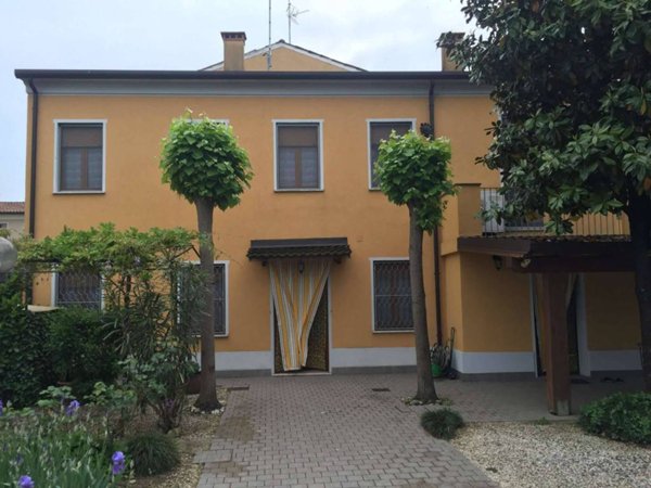 casa indipendente in vendita a Viadana in zona Sabbioni