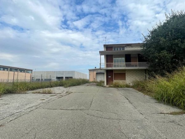 locale di sgombero in vendita a Viadana