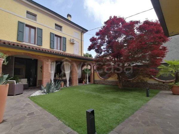 casa indipendente in vendita a Viadana in zona Cicognara