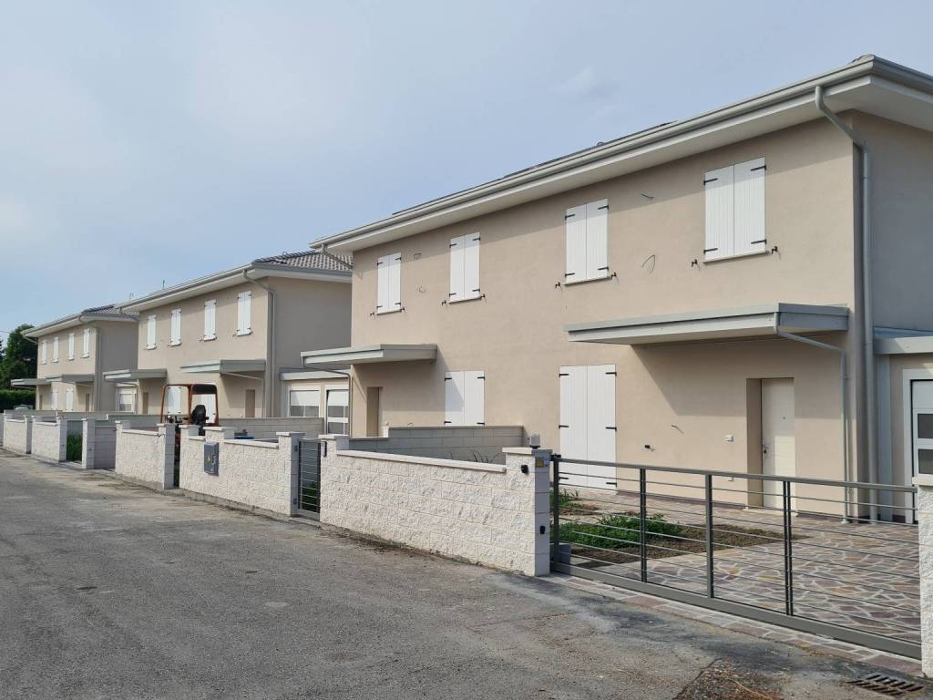 casa indipendente in vendita a Viadana