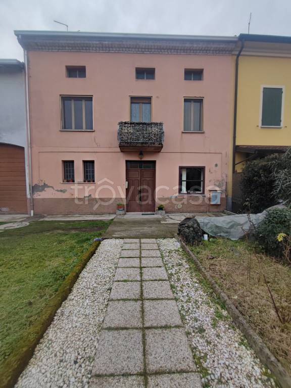 casa indipendente in vendita a Viadana