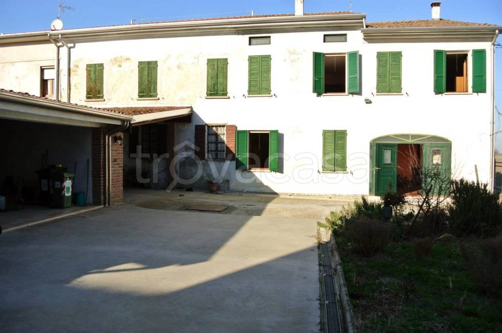 casa indipendente in vendita a Viadana in zona Salina