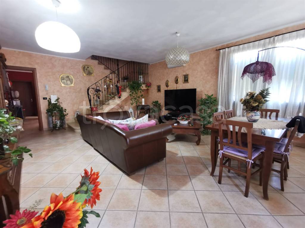 casa indipendente in vendita a Viadana