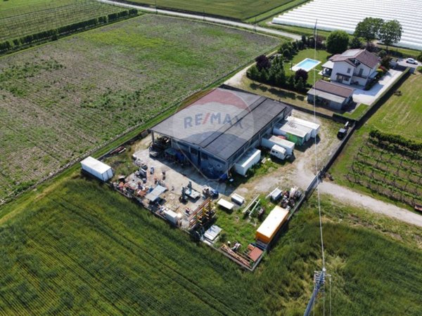 capannone in vendita a Viadana in zona Cogozzo