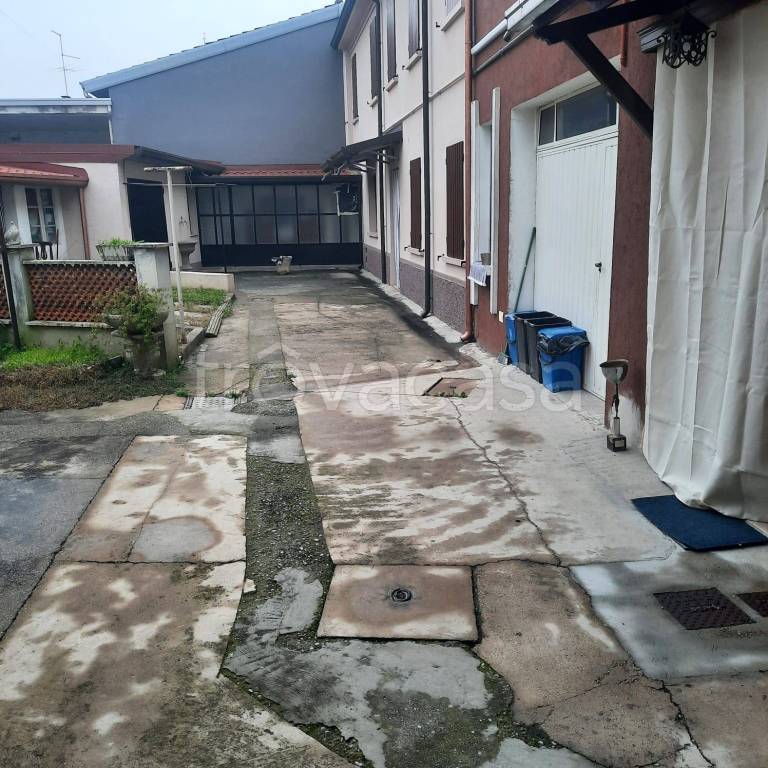 casa indipendente in vendita a Viadana in zona Buzzoletto
