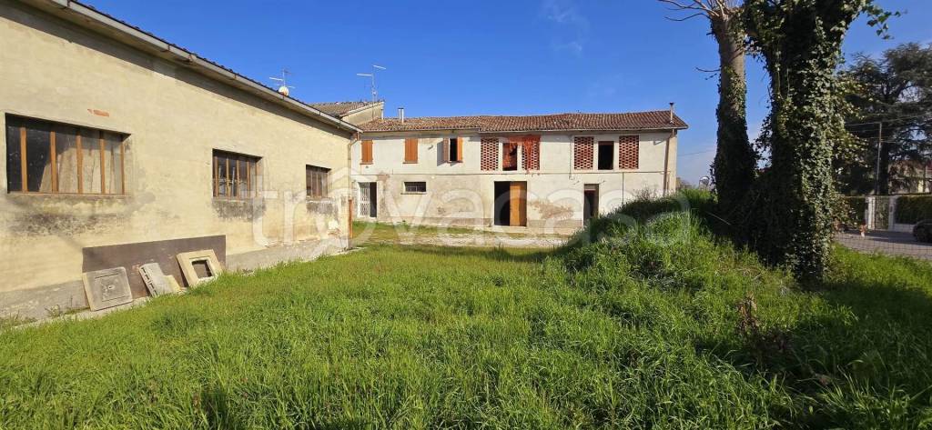 casa indipendente in vendita a Viadana