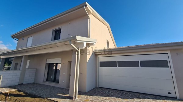 casa indipendente in vendita a Viadana