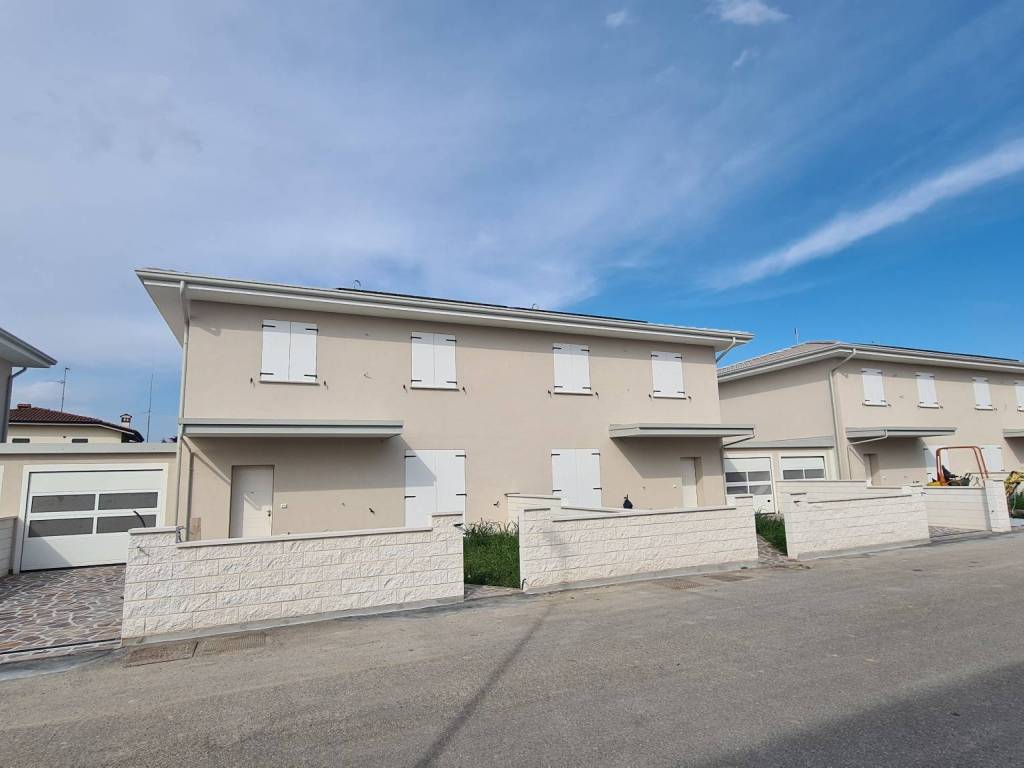 casa indipendente in vendita a Viadana