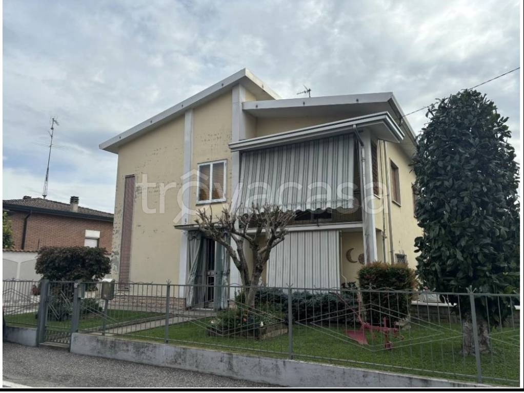 casa indipendente in vendita a Viadana