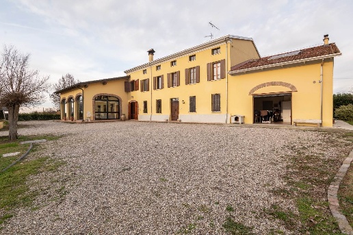 casa indipendente in vendita a Viadana in zona Cavallara