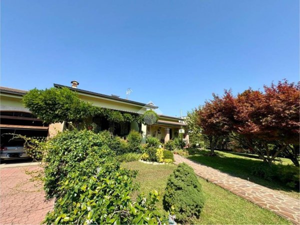 casa indipendente in vendita a Viadana
