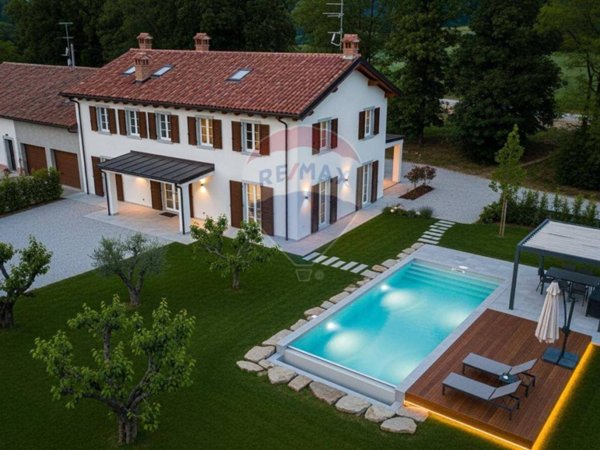casa indipendente in vendita a Viadana