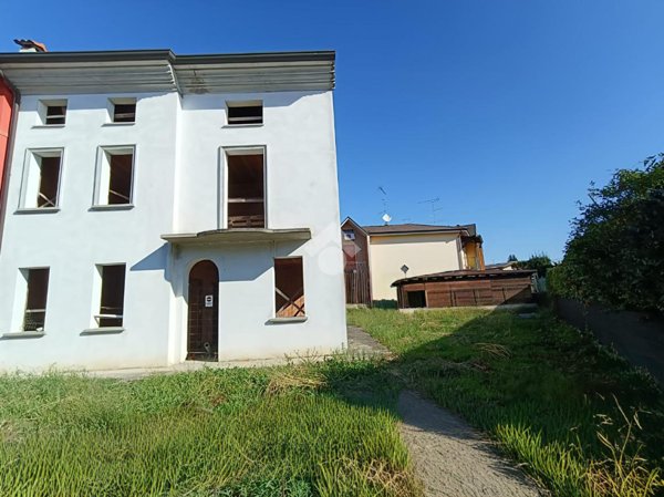 casa indipendente in vendita a Viadana
