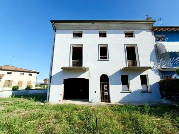 casa indipendente in vendita a Viadana