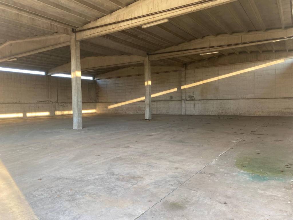 locale commerciale in vendita a Viadana in zona Salina