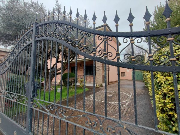 casa indipendente in vendita a Viadana in zona Cicognara