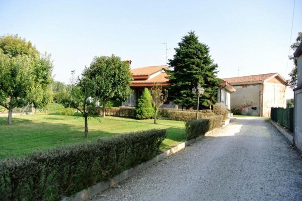 casa indipendente in vendita a Viadana in zona Buzzoletto