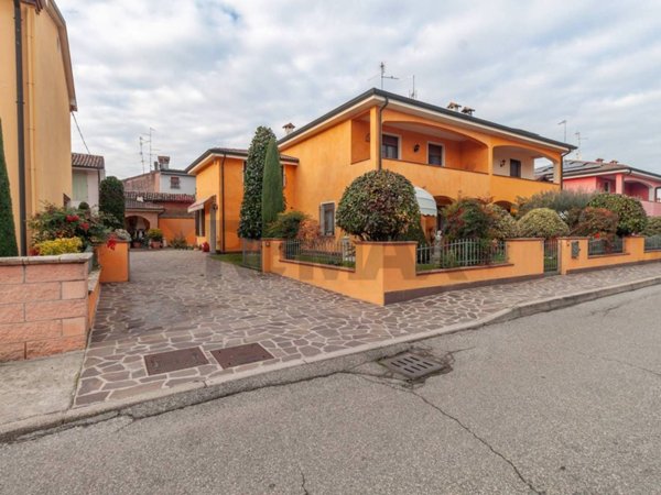 casa indipendente in vendita a Viadana