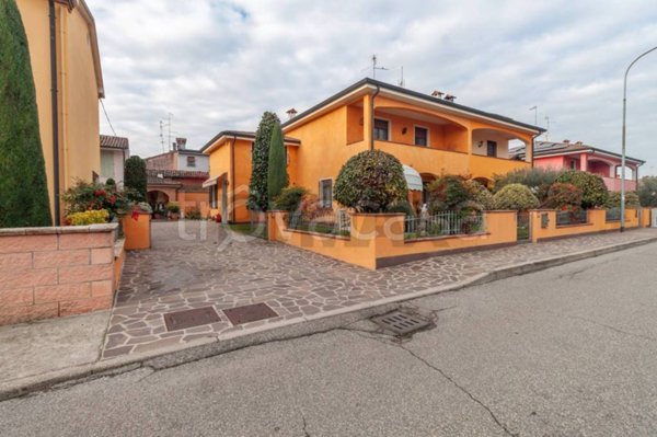 casa indipendente in vendita a Viadana