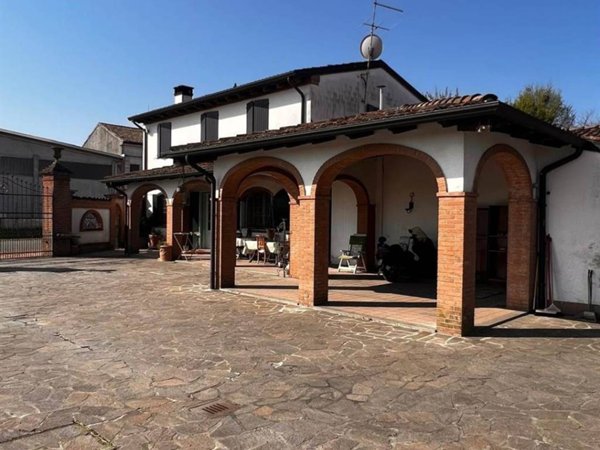 casa indipendente in vendita a Viadana