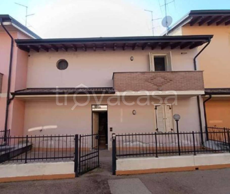 casa indipendente in vendita a Viadana