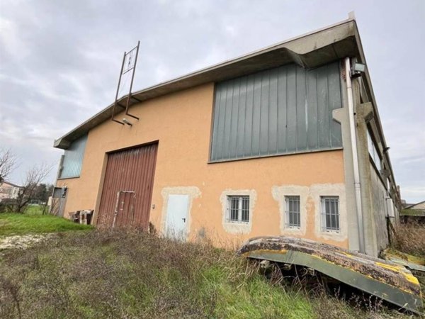 locale commerciale in vendita a Viadana in zona Buzzoletto