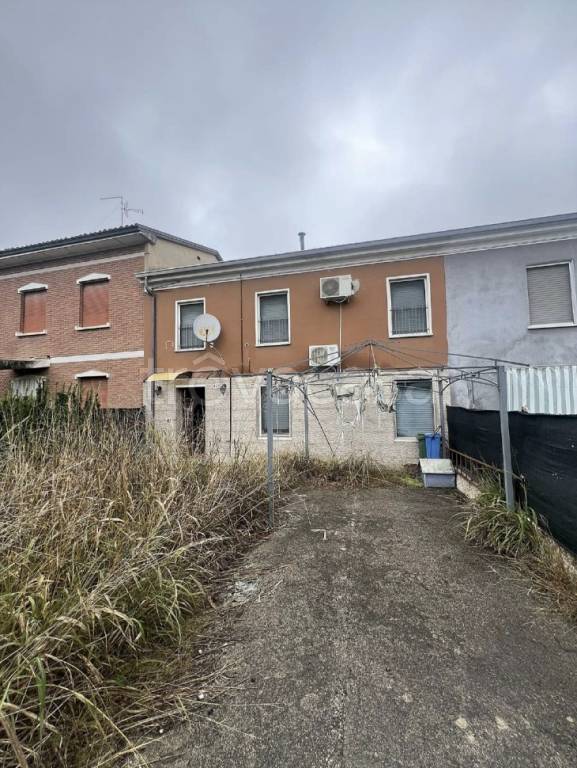 casa indipendente in vendita a Viadana