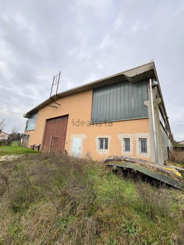 capannone in vendita a Viadana in zona Buzzoletto