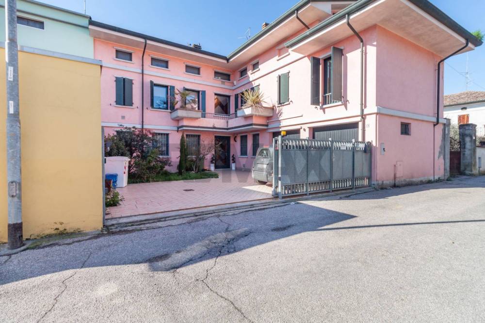 casa indipendente in vendita a Viadana in zona Cicognara