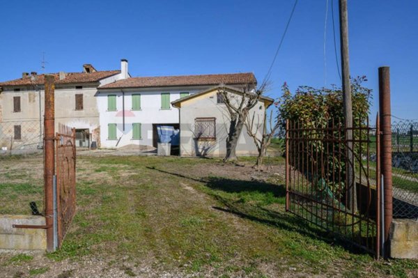 casa indipendente in vendita a Viadana in zona Cicognara