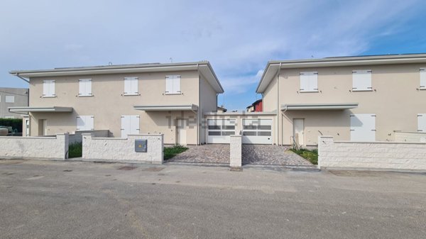 casa indipendente in vendita a Viadana in zona Cogozzo