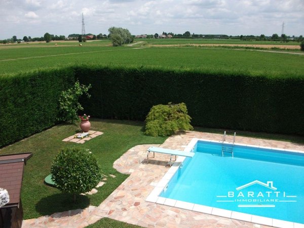 casa indipendente in vendita a Viadana