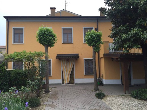 casa indipendente in vendita a Viadana in zona Sabbioni