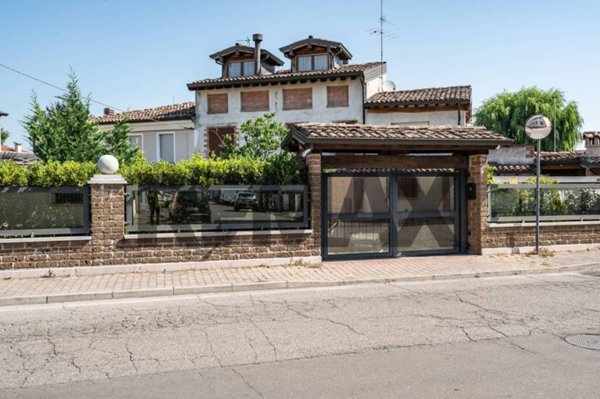 casa indipendente in vendita a Viadana