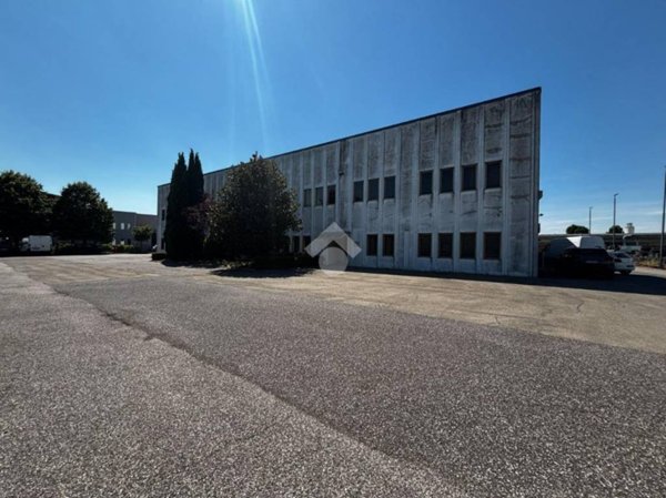 locale commerciale in vendita a Viadana