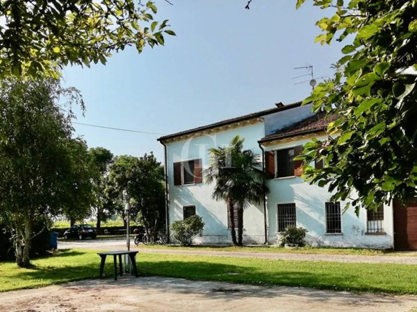 villa in vendita a Volta Mantovana in zona Cereta