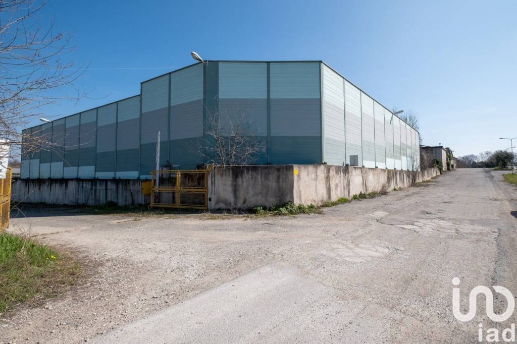 locale commerciale in vendita a Volta Mantovana
