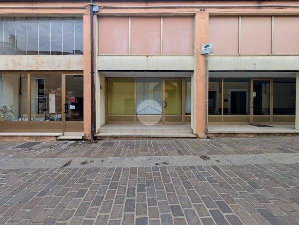 negozio in vendita a Volta Mantovana in zona Contino