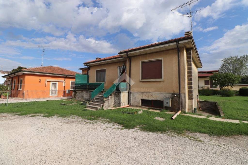 casa indipendente in vendita a Volta Mantovana in zona Cereta