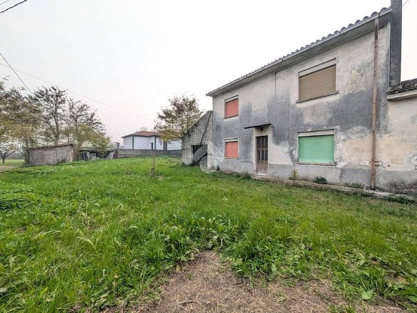 casa indipendente in vendita a Volta Mantovana in zona Ferri