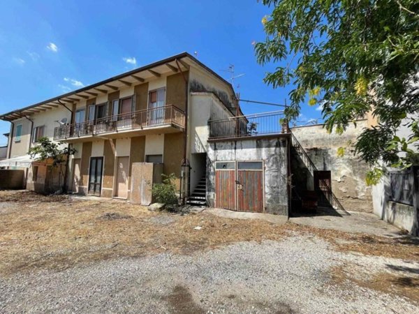 casa indipendente in vendita a Volta Mantovana in zona Foresto