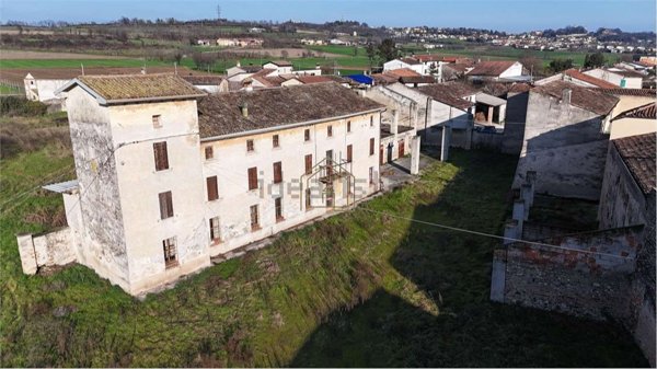casale in vendita a Volta Mantovana in zona Foresto