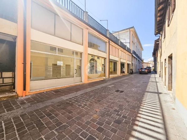 negozio in vendita a Volta Mantovana in zona Contino