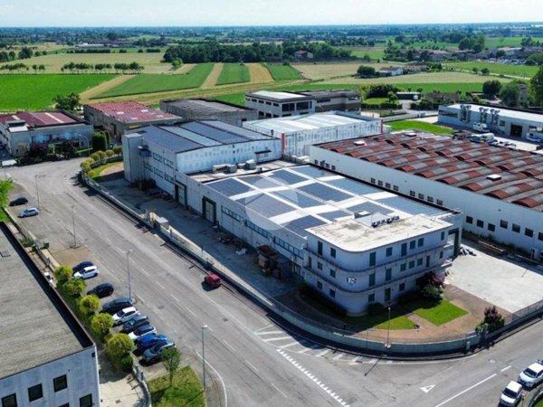 locale commerciale in vendita a Volta Mantovana