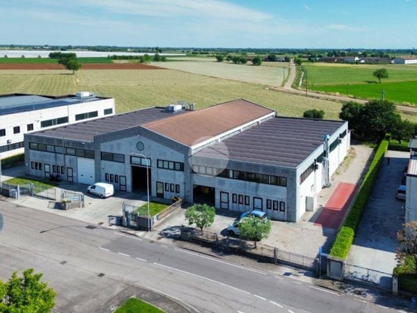 locale commerciale in vendita a Volta Mantovana