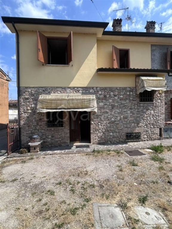 casa indipendente in vendita a Volta Mantovana in zona Cereta