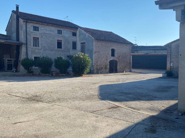 casa indipendente in vendita a Volta Mantovana in zona Montagnoli