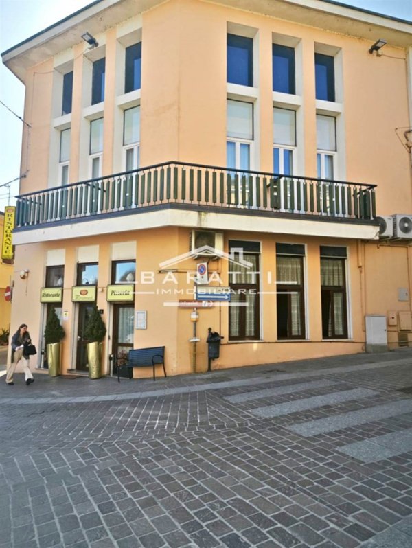 locale commerciale in vendita a Volta Mantovana